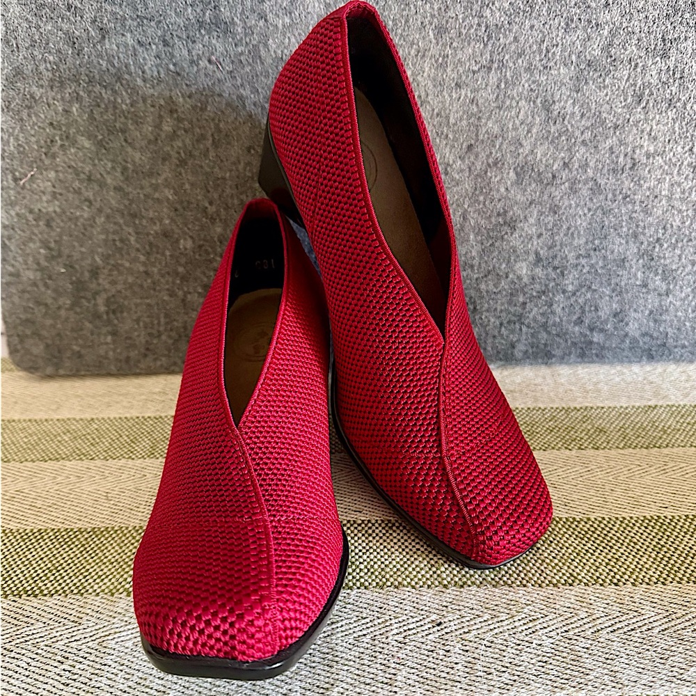 Charleston shoe company “CAPE” women’s flexible closed toe wedge shoes.